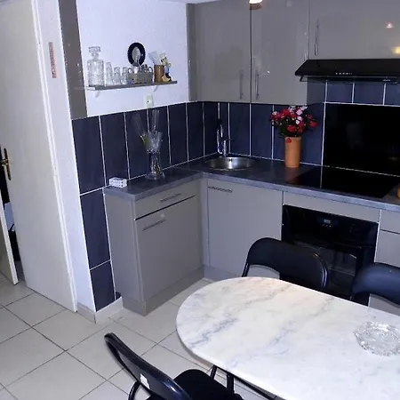 Coquette Bien Equipee Avec Et Mezzanine Villa Agde